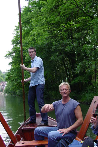 Er lenkt den Stocherkahn