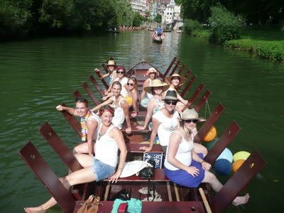 Ein Fußbad im Neckar erfrischt