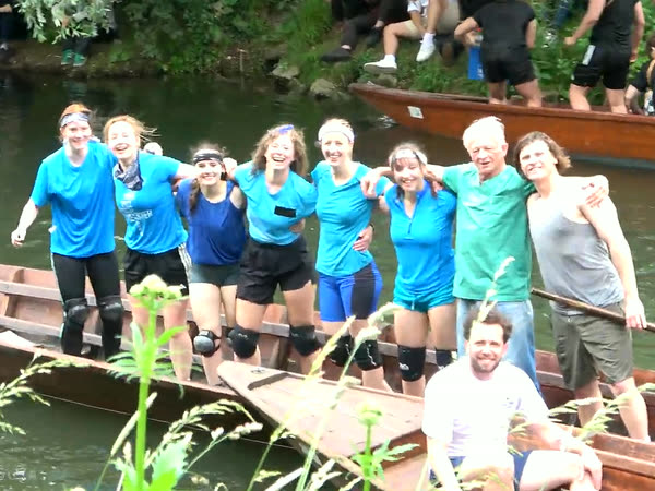 „Caruso e le donne forti“: Claus und Jacob mit einem Frauenteam beim Stocherkahnrennen