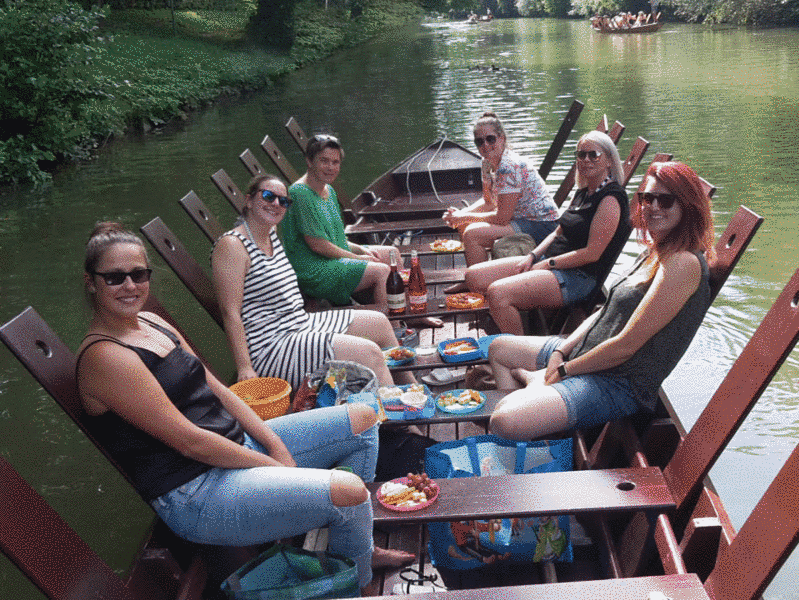 Pizza, Picknick und Prosecco auf dem Stocherkahn
