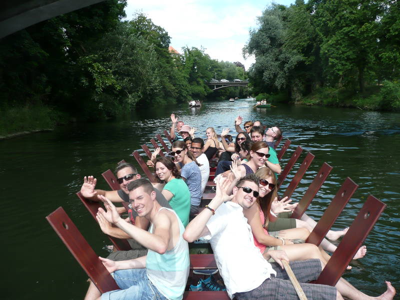 Traditionelle Stocherkahnfahrt auf dem Neckar